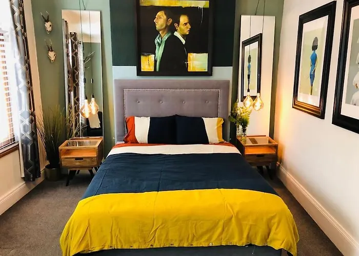 Cheerful 4 Bedroom Townhouse, Side Street Parking