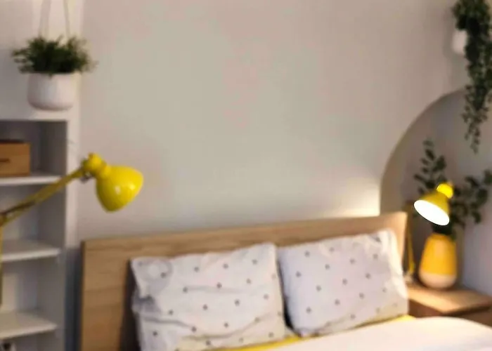 Cheerful 4 Bedroom Townhouse, Side Street Parking
