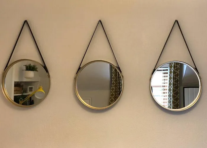 Cheerful 4 Bedroom Townhouse, Side Street Parking