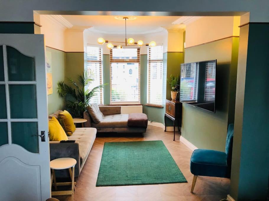 Дом отдыха Cheerful 4 Bedroom Townhouse, Side Street Parking