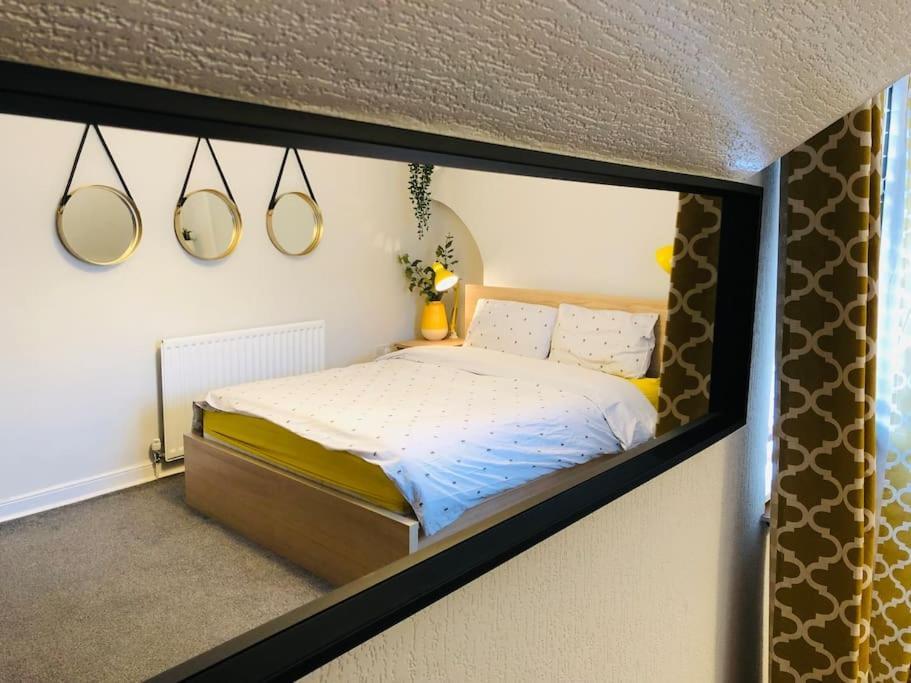 Cheerful 4 Bedroom Townhouse, Side Street Parking Дом отдыха Белфаст