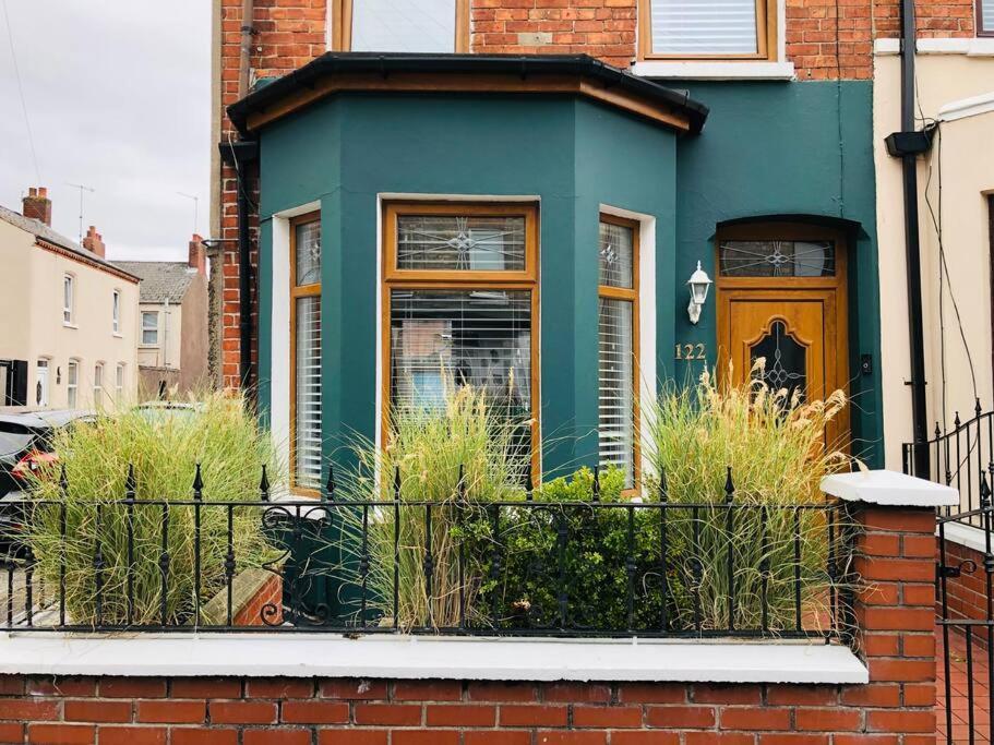 Cheerful 4 Bedroom Townhouse, Side Street Parking * Белфаст