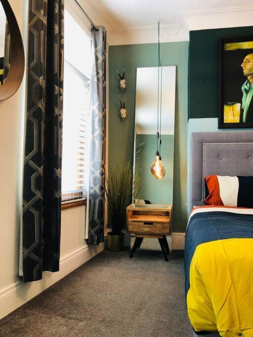Cheerful 4 Bedroom Townhouse, Side Street Parking * Белфаст