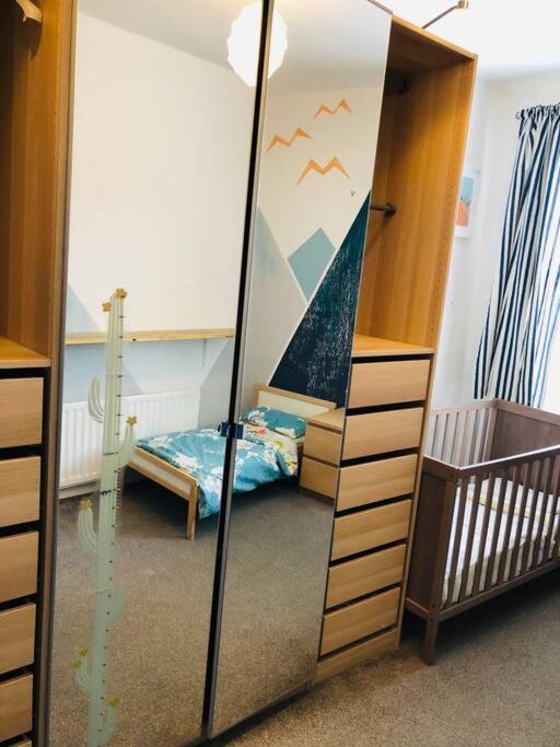 Cheerful 4 Bedroom Townhouse, Side Street Parking Дом отдыха *