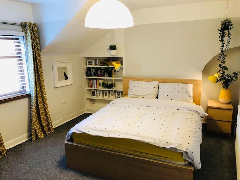 Cheerful 4 Bedroom Townhouse, Side Street Parking Дом отдыха *
