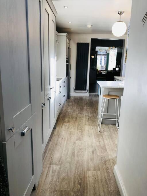Дом отдыха Cheerful 4 Bedroom Townhouse, Side Street Parking Белфаст