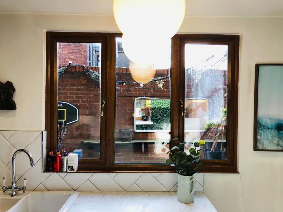 Cheerful 4 Bedroom Townhouse, Side Street Parking Дом отдыха