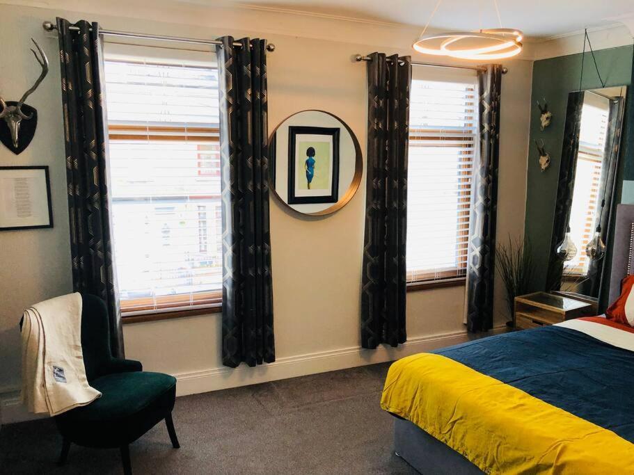 Cheerful 4 Bedroom Townhouse, Side Street Parking Белфаст