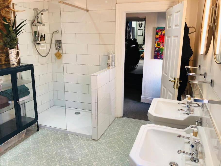Cheerful 4 Bedroom Townhouse, Side Street Parking Дом отдыха Белфаст