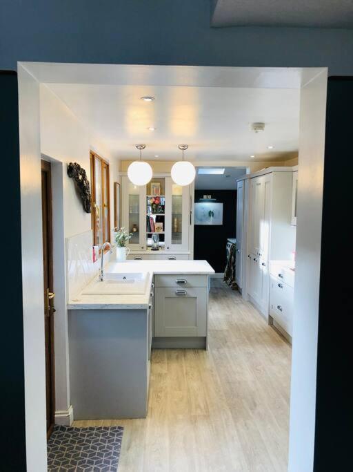 Cheerful 4 Bedroom Townhouse, Side Street Parking * Белфаст