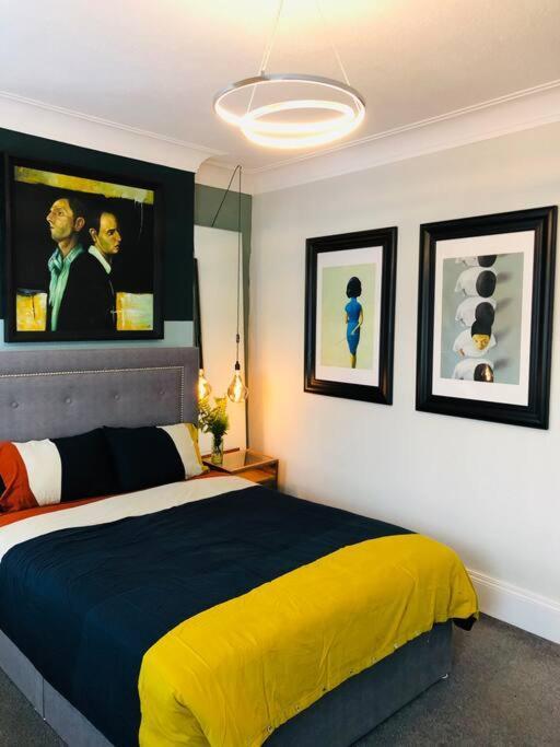 Cheerful 4 Bedroom Townhouse, Side Street Parking * Белфаст