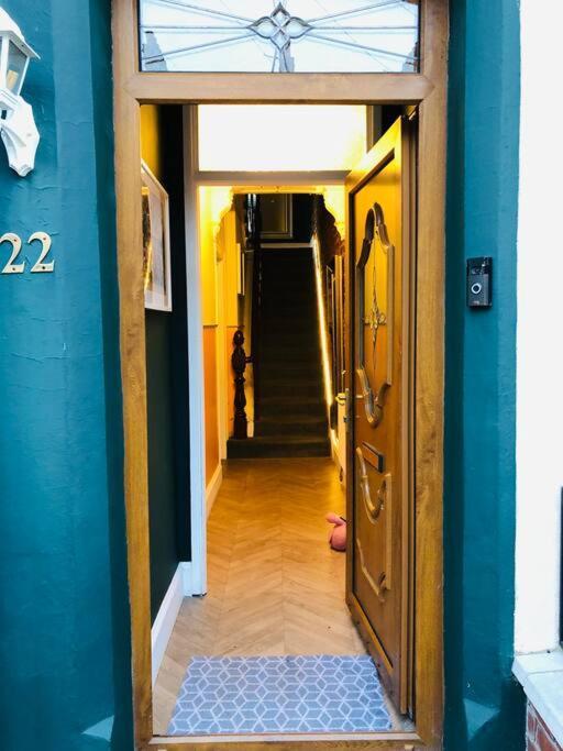 Cheerful 4 Bedroom Townhouse, Side Street Parking Дом отдыха