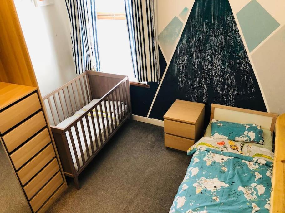 Cheerful 4 Bedroom Townhouse, Side Street Parking Белфаст