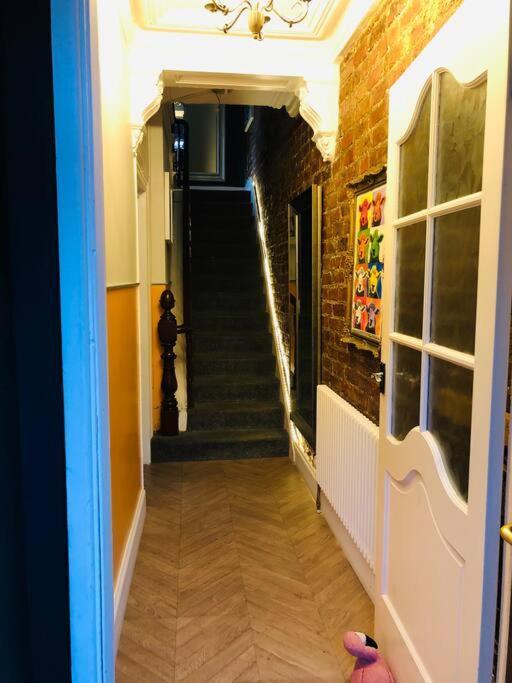 Cheerful 4 Bedroom Townhouse, Side Street Parking * Белфаст