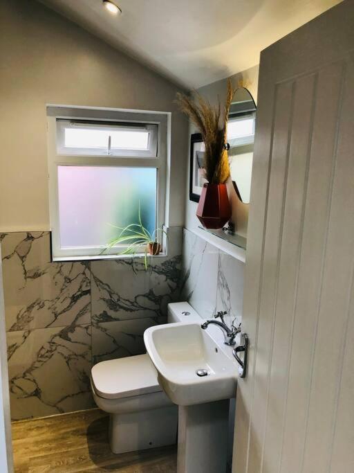 Дом отдыха Cheerful 4 Bedroom Townhouse, Side Street Parking