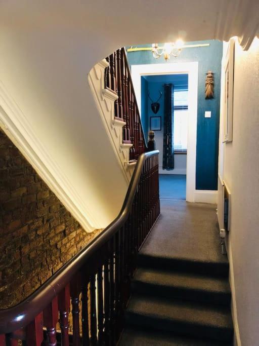 Cheerful 4 Bedroom Townhouse, Side Street Parking * Белфаст
