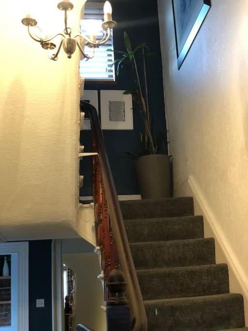 Cheerful 4 Bedroom Townhouse, Side Street Parking Дом отдыха