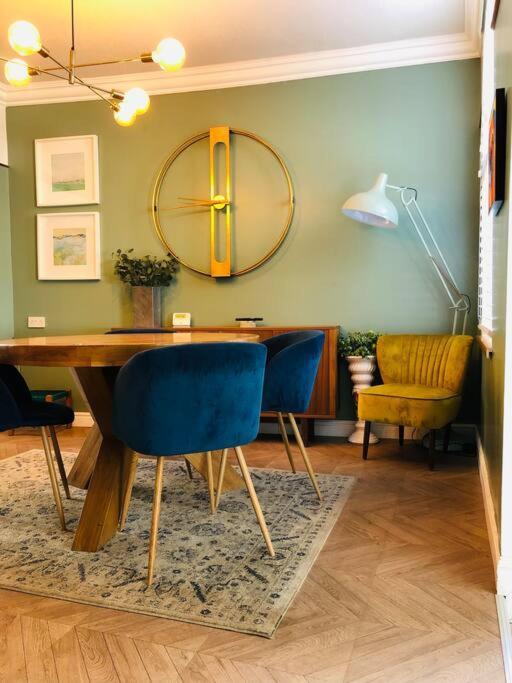 Дом отдыха Cheerful 4 Bedroom Townhouse, Side Street Parking Белфаст
