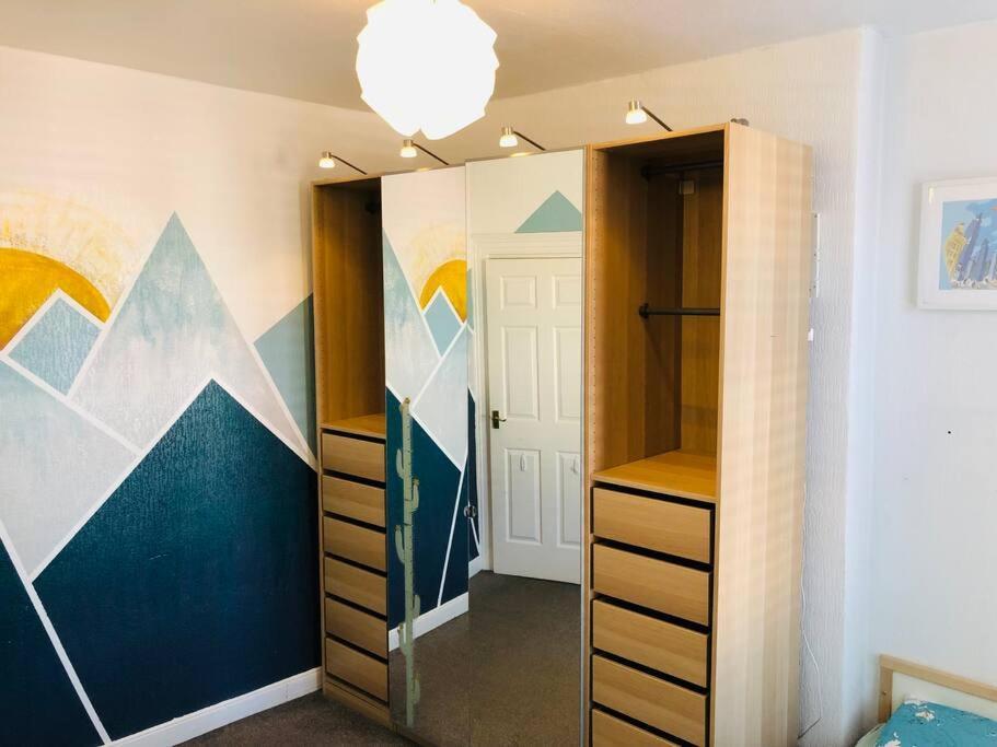 Дом отдыха Cheerful 4 Bedroom Townhouse, Side Street Parking *