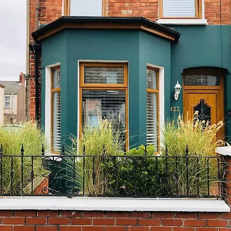 Cheerful 4 Bedroom Townhouse, Side Street Parking Belfast Exterior photo