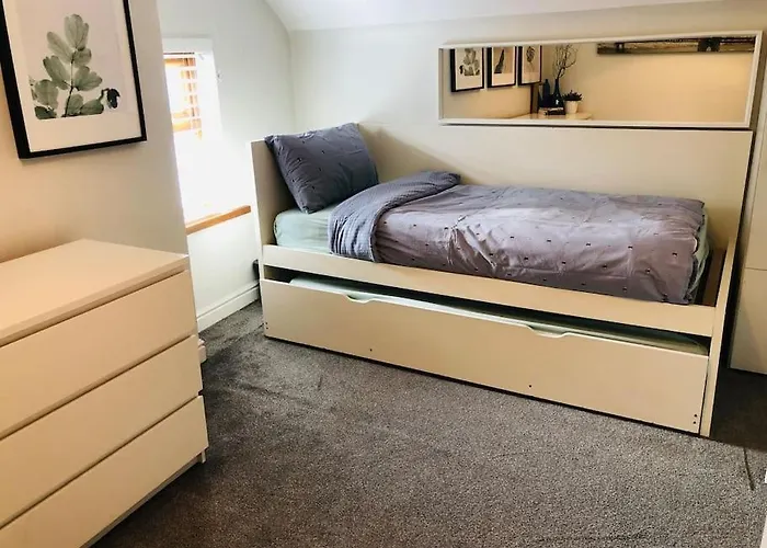 Cheerful 4 Bedroom Townhouse, Side Street Parking