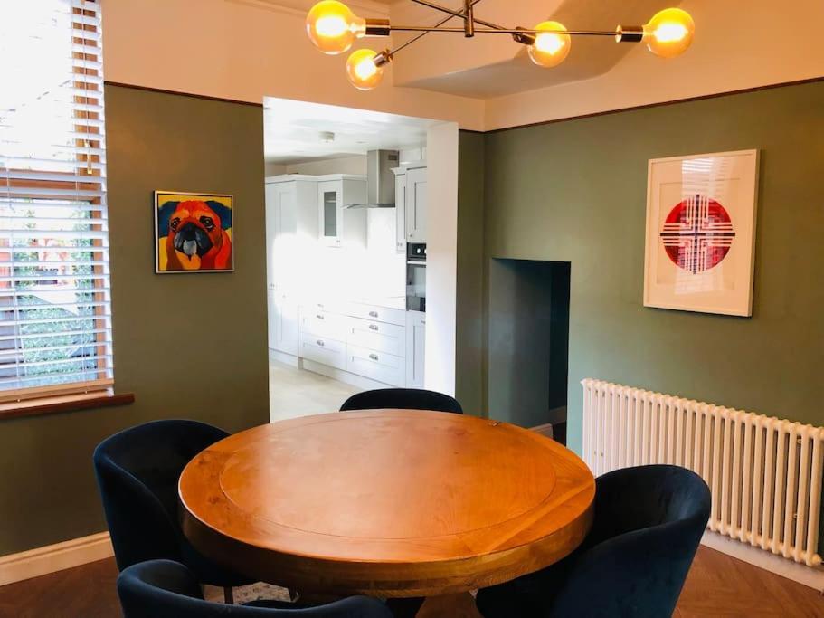 Cheerful 4 Bedroom Townhouse, Side Street Parking